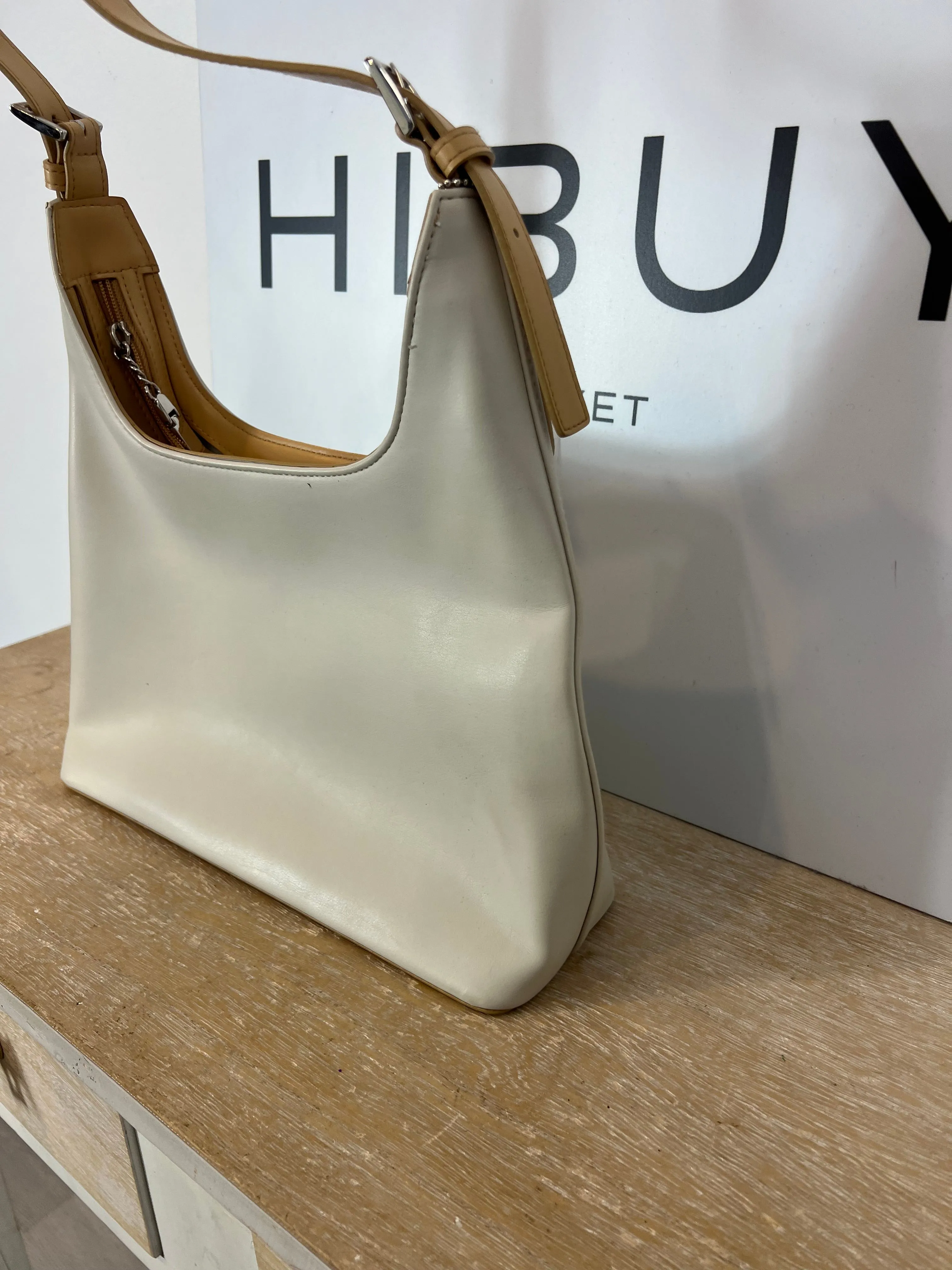 CNP ACCESSORIES. Bolso efecto piel blanco